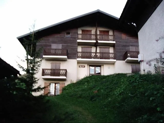 Appartement en rez de jardin.Possibilité en été de faire un barbecue devant l'appartement.