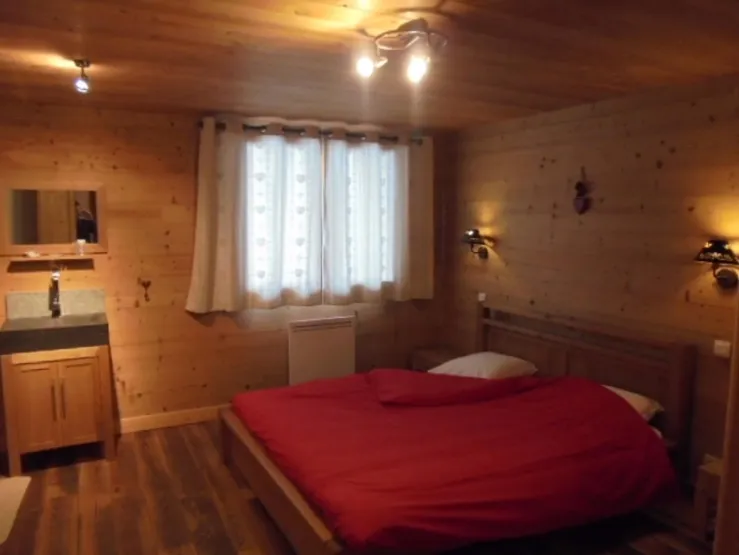 Chambre 1 : Suite parentale avec SDB privative (douche hydromassante)
