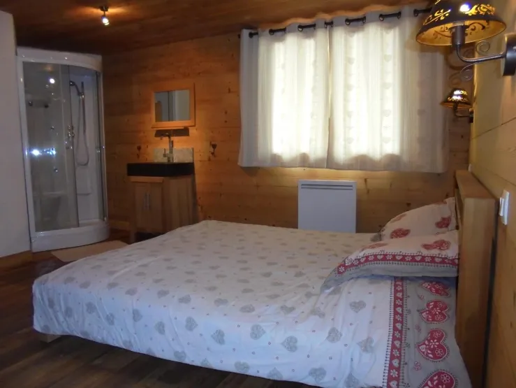 Chambre 1 : Suite parentale avec SDB privative (douche hydromassante)