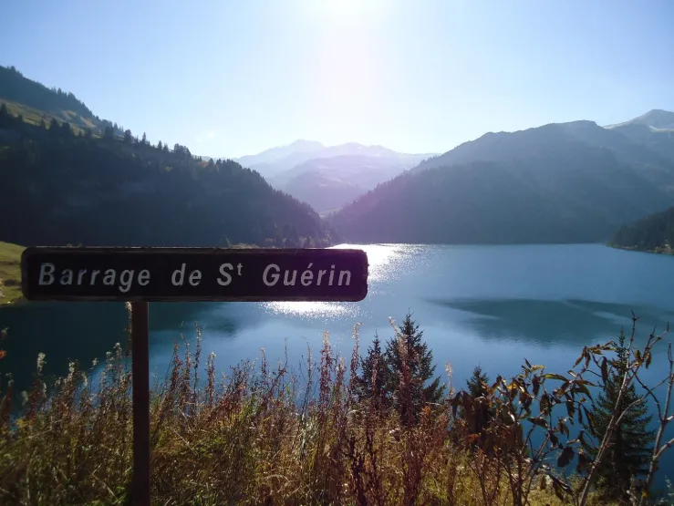 Barrage de St Guèrin à 20 minutes. Vous pouvez faire le tour à pied très facilement grâce à un sentier aménagé.