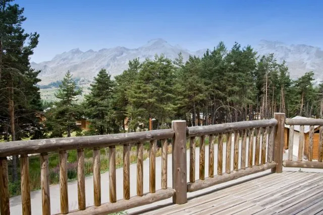 Vue sur les montagnes du Devoluy de la vaste terrasse