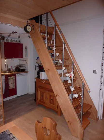 La cuisine et l'escalier menant à la mezzanine du 2ème niveau