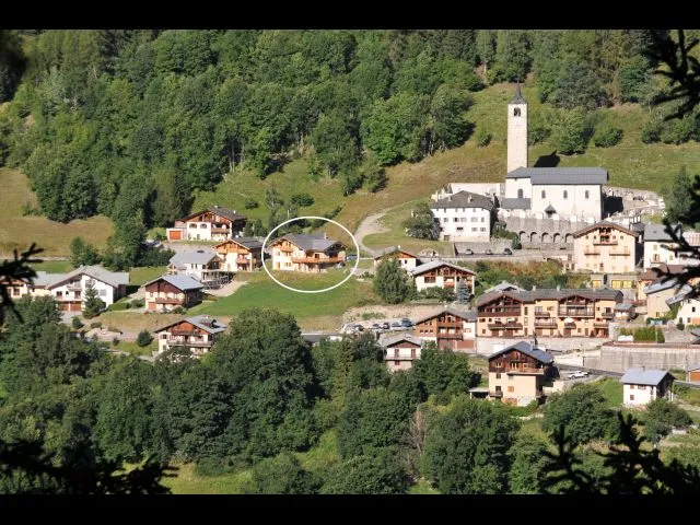 Chalet situé dans le village de Peisey-Nancroix (à gauche de l'église sur la photo)