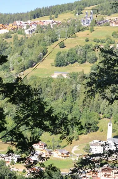 Vue du village (en bas à droite de la photo), du télévillage permettant l'accès à la station (tracé noir sur la photo) et du départ du téléphérique Paradiski (liaison Arcs - La Plagne en haut de la photo)