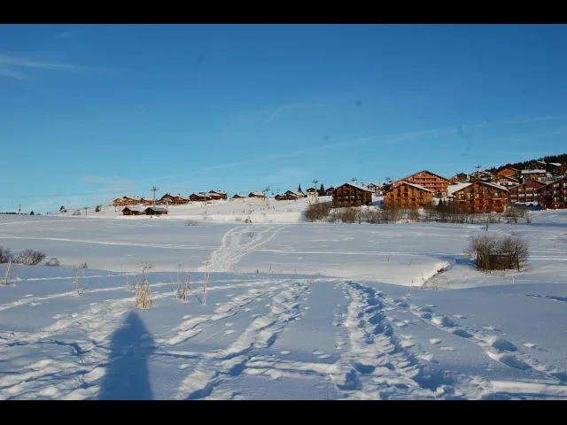 Vue du cristal 2 au pied des pistes avec sur la droite les remontées mécaniques.Les commerces se situent à 150 m du chalet.