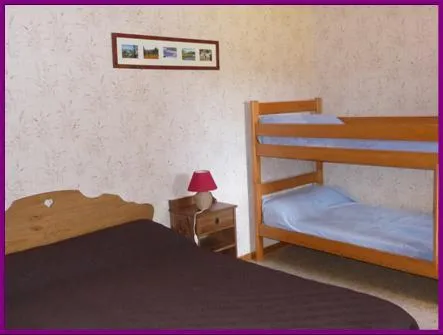 1 chambre lit 140 et 2 lits superposés 0x90