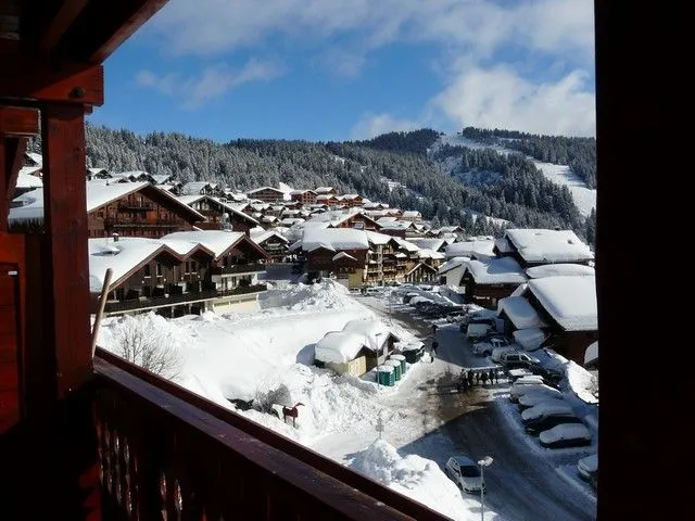 Vue du balcon, vers les commerces à 150m