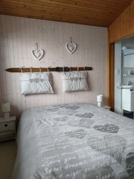 chambre  avec  balcon lit 160X200 et coin douche et lavabo