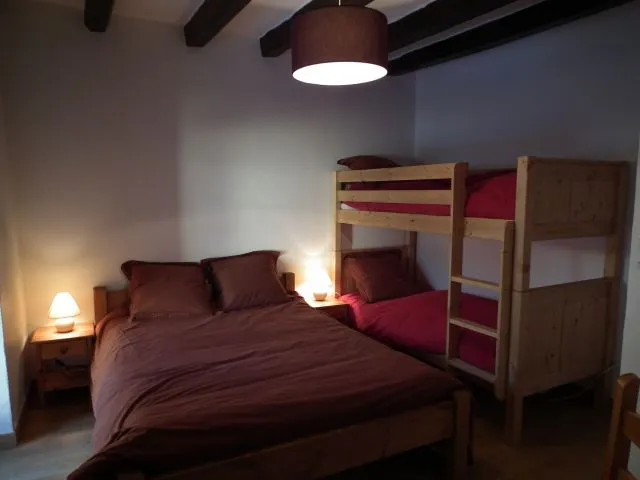 Chambre 1 avec lit double de 140 et deux lits superposés de 80