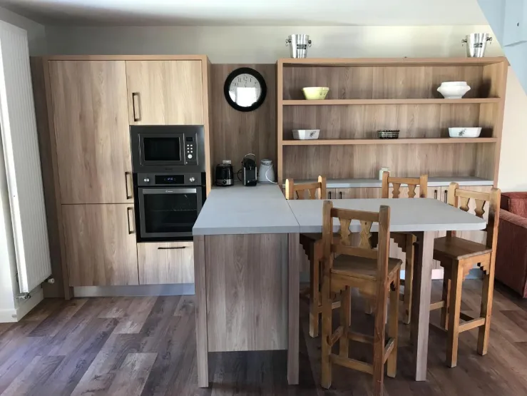 Mange debout et une partie de la cuisine