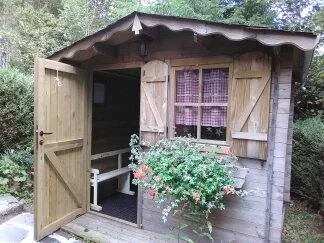 Le cabanon, avec sauna privatif extérieur.