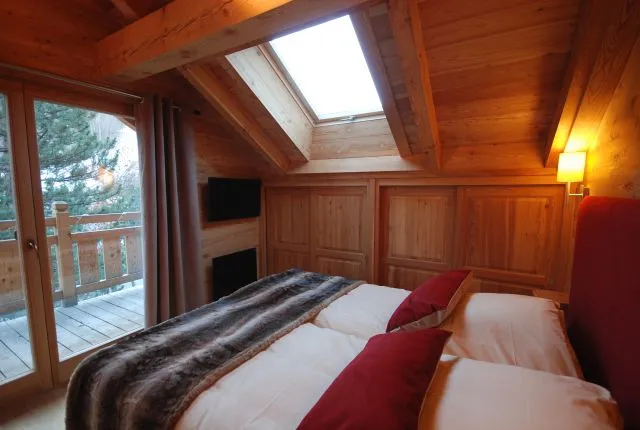 Chambre 1 avec 1 lit double en 160 ou 2 lits en 80, écran-plat avec grand balcon plein sud, vue sur la montagne