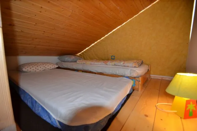 Mezzanine avec 2 lits simples, au dessus de la chambre double