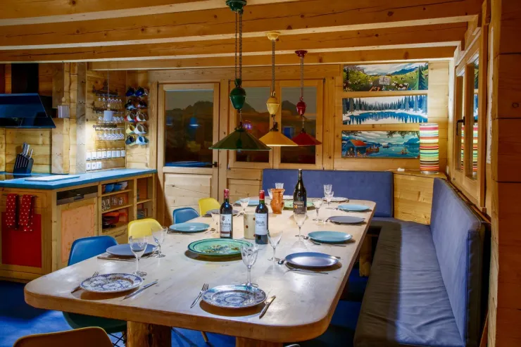 X-wide table (width 1m25), it is possible to eat at 12 without bothering.