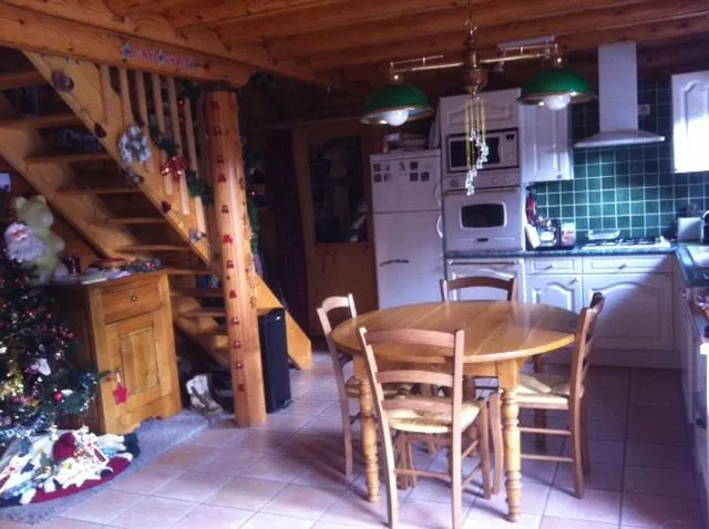 Cuisine ouverte et montée d'escaliers
Table avec possibilité de rallonges faciles à installer