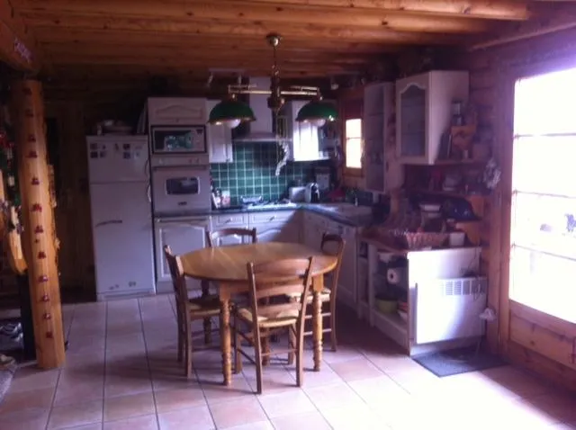 cuisine côté évier, lave vaisselle, plaques de cuisson, four, micro ondes et frigo
Table à rallonges