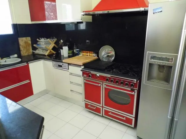 cuisine indépendante - frigo américain - cusiinière godin - lave vaisselle