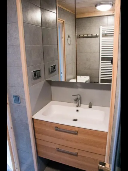 salle de bain 1 où se trouve le lave-linge