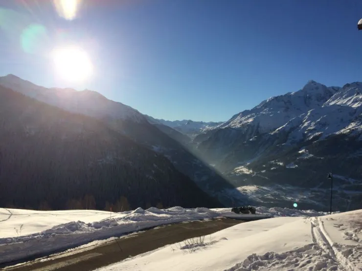 magnifique vue de la terrasse sur la vallée de la Tarentaise, sans vis-à-vis.  Orientation plein Sud
