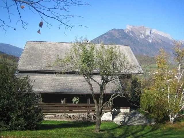 Eté: facade arrière exposée à l'est, coté montagne