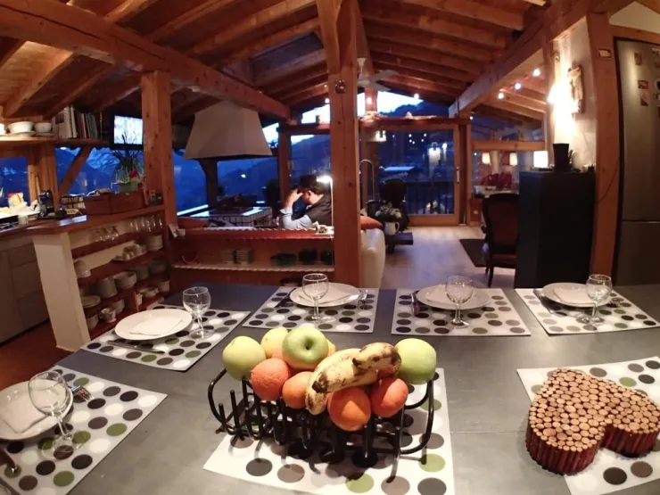 coin repas : une grande table pensée non seulement pour 10 personnes mais sans oublier les appareils electriques dont on a besoin : raclette, fondue , etc ...