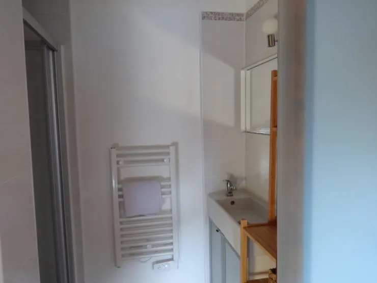 Salle d'eau attenante à la chambre au rez de chaussée