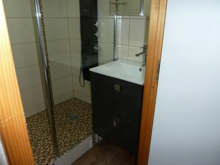 salle de bain avec douche Italienne