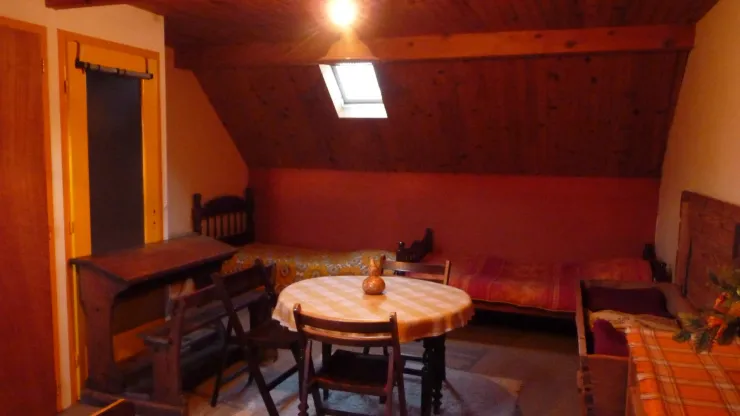 Grande chambre étage (2) [1 table et 1 ancien bureau d'écolier]