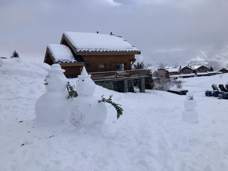 Devant le chalet hiver 2026