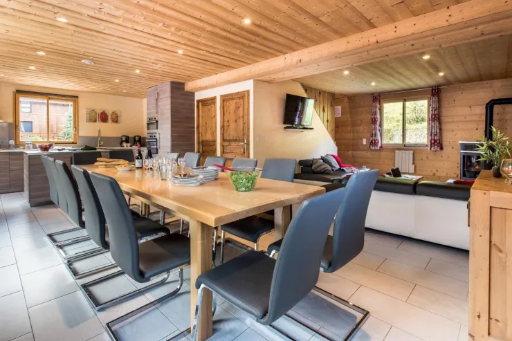 Chalets-Lacuzon-les-Menuires: grande table pour 14