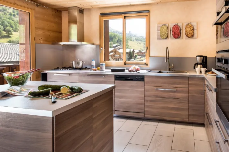 Chalets-Lacuzon-les-Menuires: cuisine américaine bien équipée
