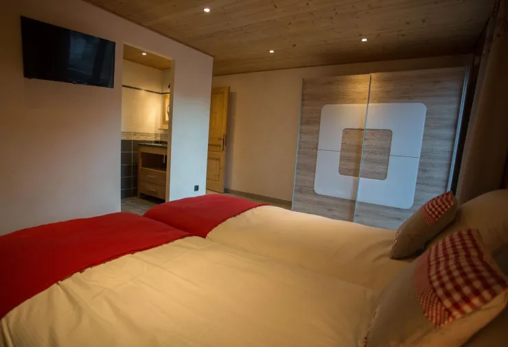 Bedroom n° 4, 2 people plus a suite with a single bed