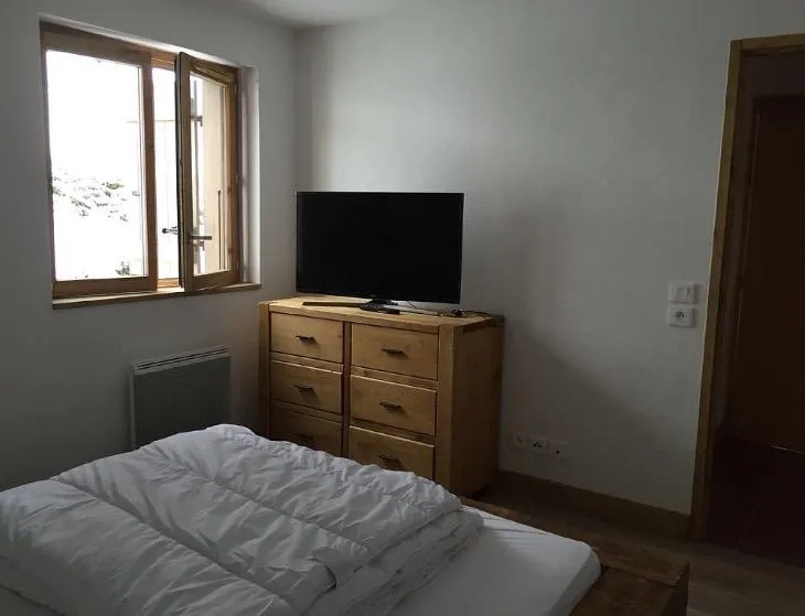 chambre avec grand lit 160 et télé