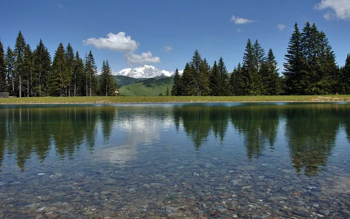 LE PLAN D'EAU DU LACHAT AVEC LE MONT BLANC EN ARRIERE PLAN...