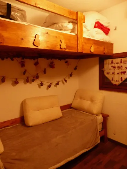 la chambre avec un lit 140 + un lit suspendu 90  + étagères