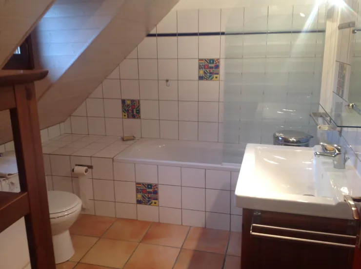 Salle de bain située à l'étage avec 1 WC, 1 baignoire, lave linge et sèche linge
