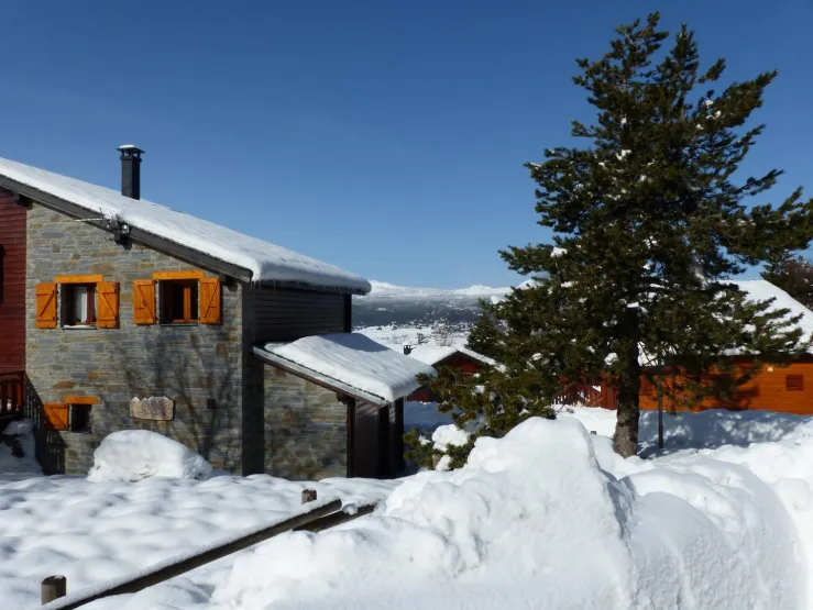 Le chalet coté jardin .