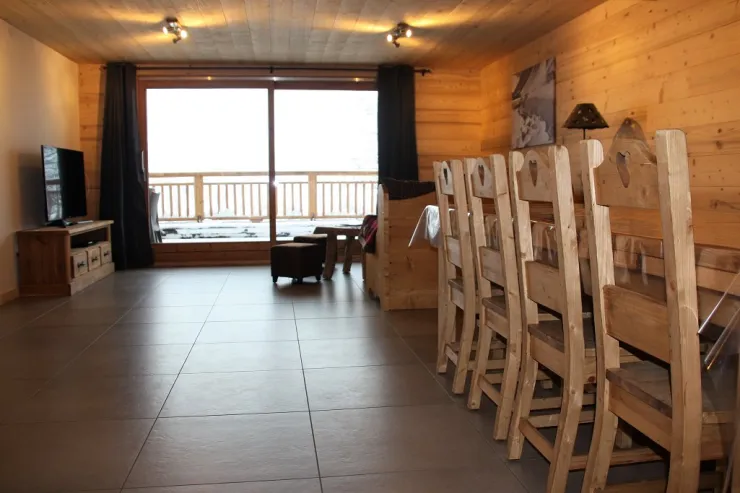 Vue d'ensemble de la grande pièce à vivre de 40 m2