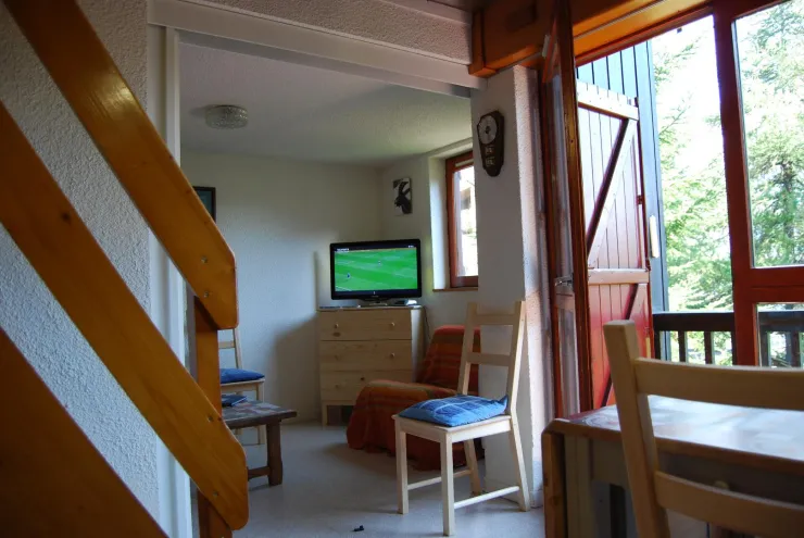 Salon avec canapé BZ qui se transforme en chambre fermée