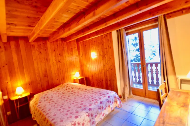 famille marmotte room, 1 couple bed and 2 beds in a small room.