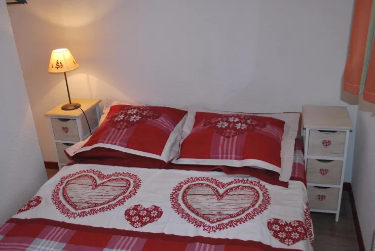 Première chambre de type parentale avec salle d'eau (douche et lavabo)