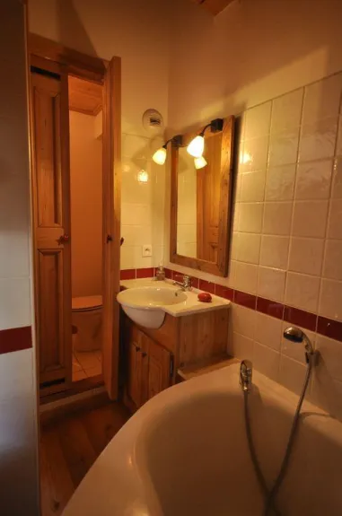 Salle de bain et son toilette de la chambre  "1"