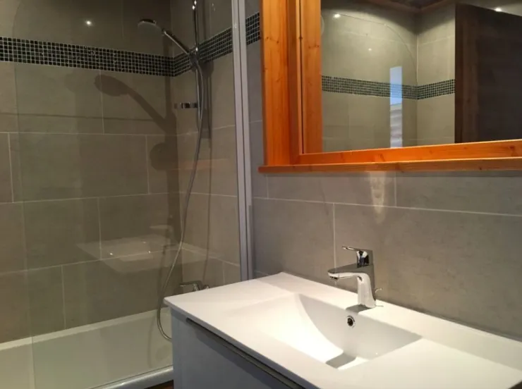 Salle de bains avec machine à laver séchante