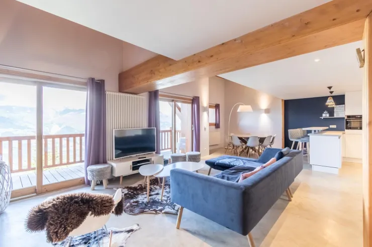 Spacious living room, on a beautiful terrace. Renewed in 2016, you are "at home"...5 rooms for your comfort, as well as 2 bath rooms and 3 showers in addition. 