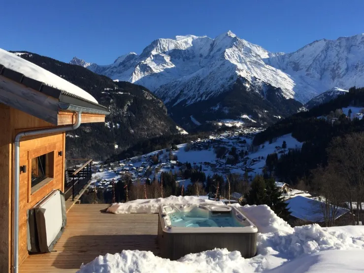 The terrace and its spa overlooking Mont Blanc, Aiguille du Midi and Dômes de Miage.