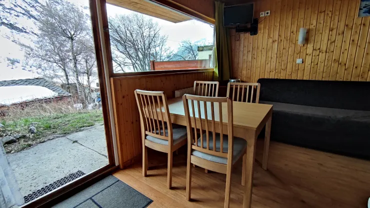 Dining area, television, bench seat.