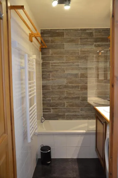salle de bain équipé d'un lave linge séchant.