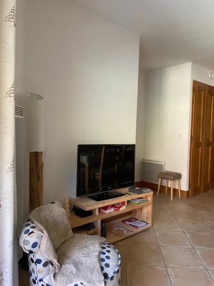 Espace séjour, coin télé.