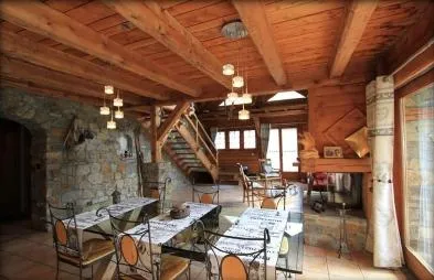 Grande pièce à vivre vue de la cuisine