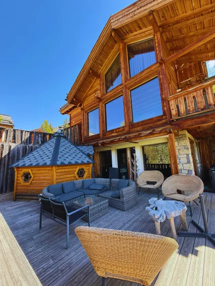 Outdoor terrace on the pool level: Outdoor wellness area with Finnish sauna, garden furniture and jacuzzi